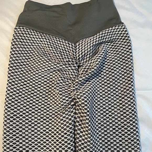 Butt-Sculpting Leggings - Picture 4 of 4